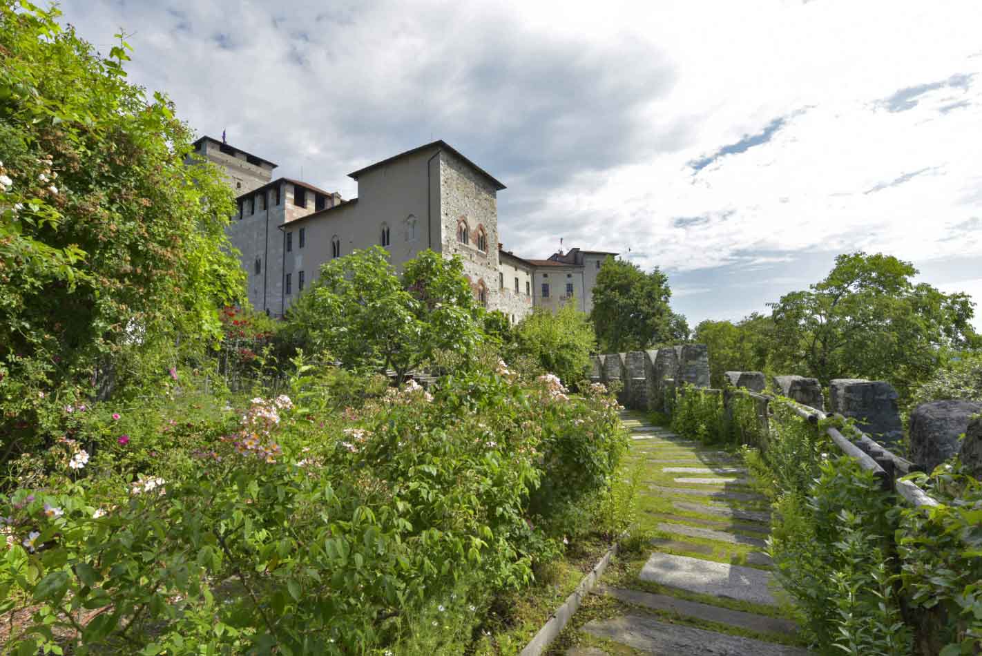 IL GIARDINO MEDIEVALE DELLA ROCCA DI ANGERA